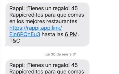 Persona revisando un mensaje sospechoso en su celular como ejemplo de estafa virtual