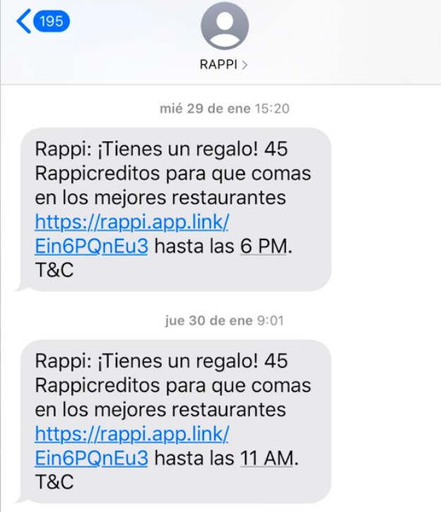 Persona revisando un mensaje sospechoso en su celular como ejemplo de estafa virtual